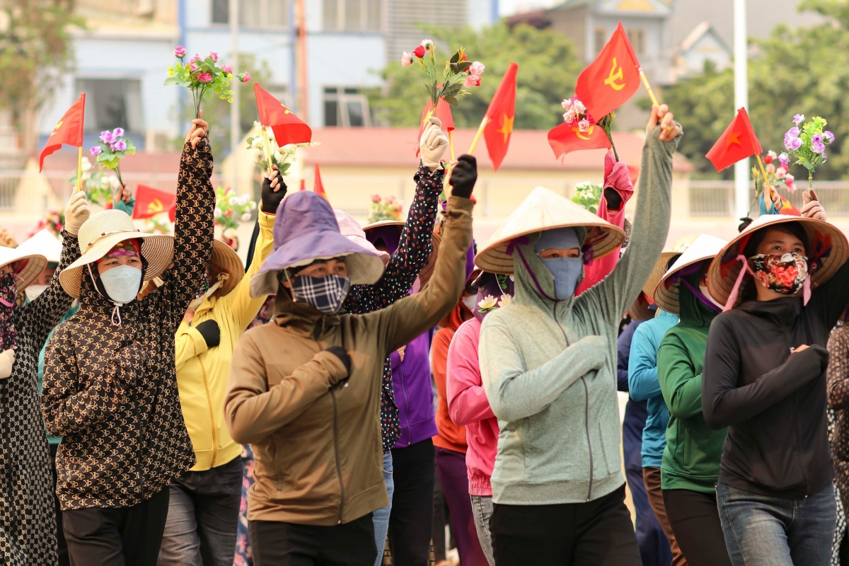 Hơn 6.400 người đội nắng, miệt mài tập luyện diễu hành tại Điện Biên