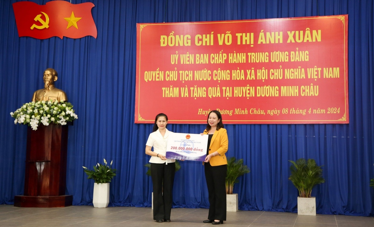 Quyền Chủ tịch nước Võ Thị Ánh Xuân thăm và tặng quà tại Tây Ninh