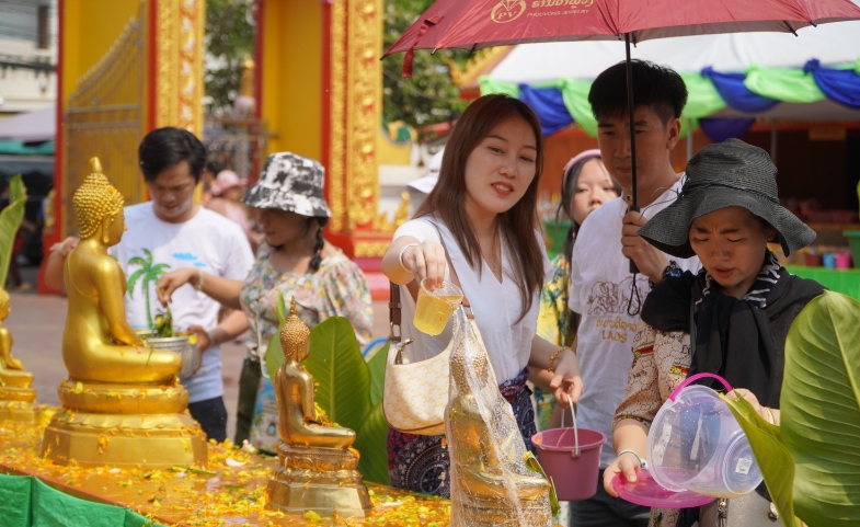 Người dân Lào đón chào năm mới Bounpimai 2567