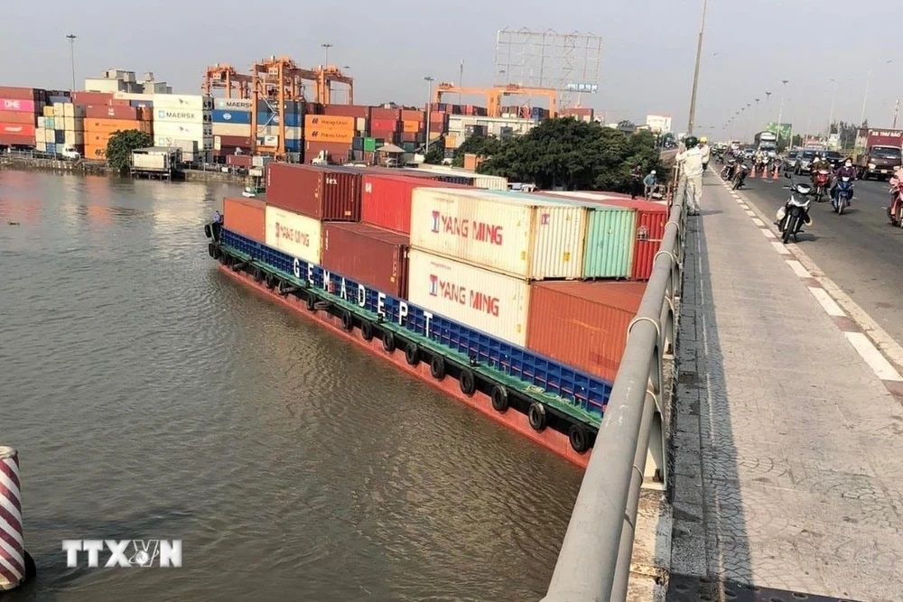 Tàu chở container nặng 4.600 tấn va vào cầu Đồng Nai