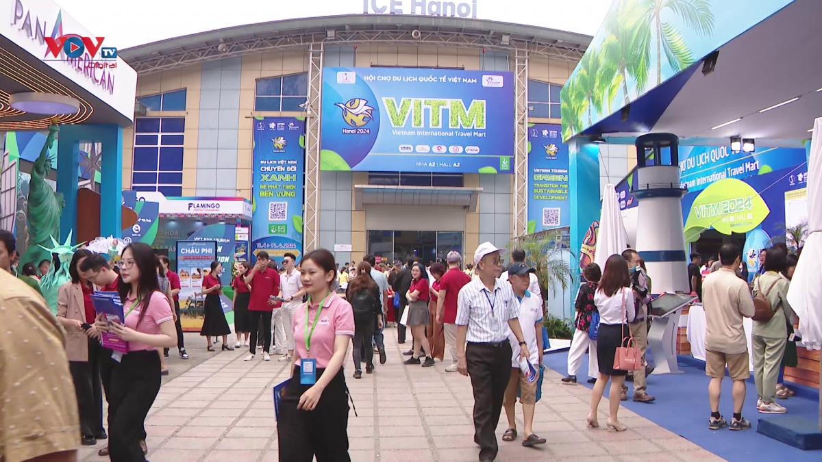 Người dân hào hứng săn tour khuyến mại tại VITM Hà Nội 2024