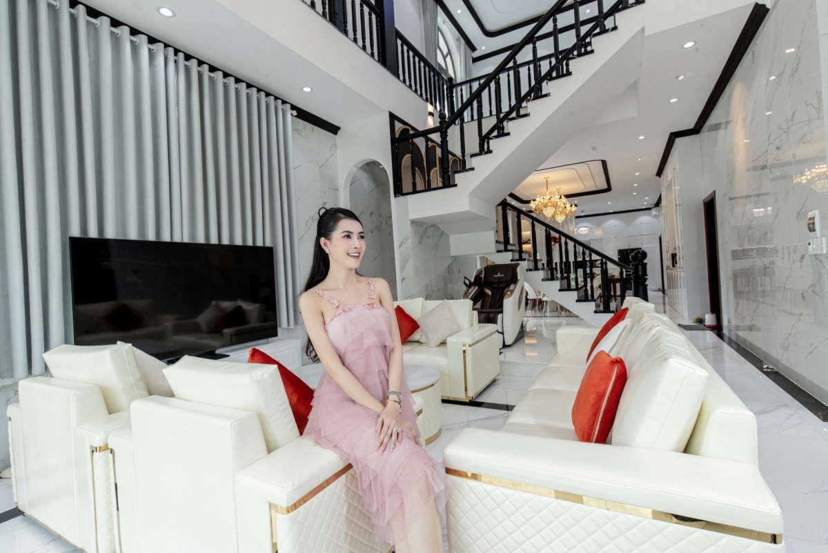 Hoa hậu Phan Thị Mơ xây biệt thự 10 tỷ đồng tặng ba mẹ