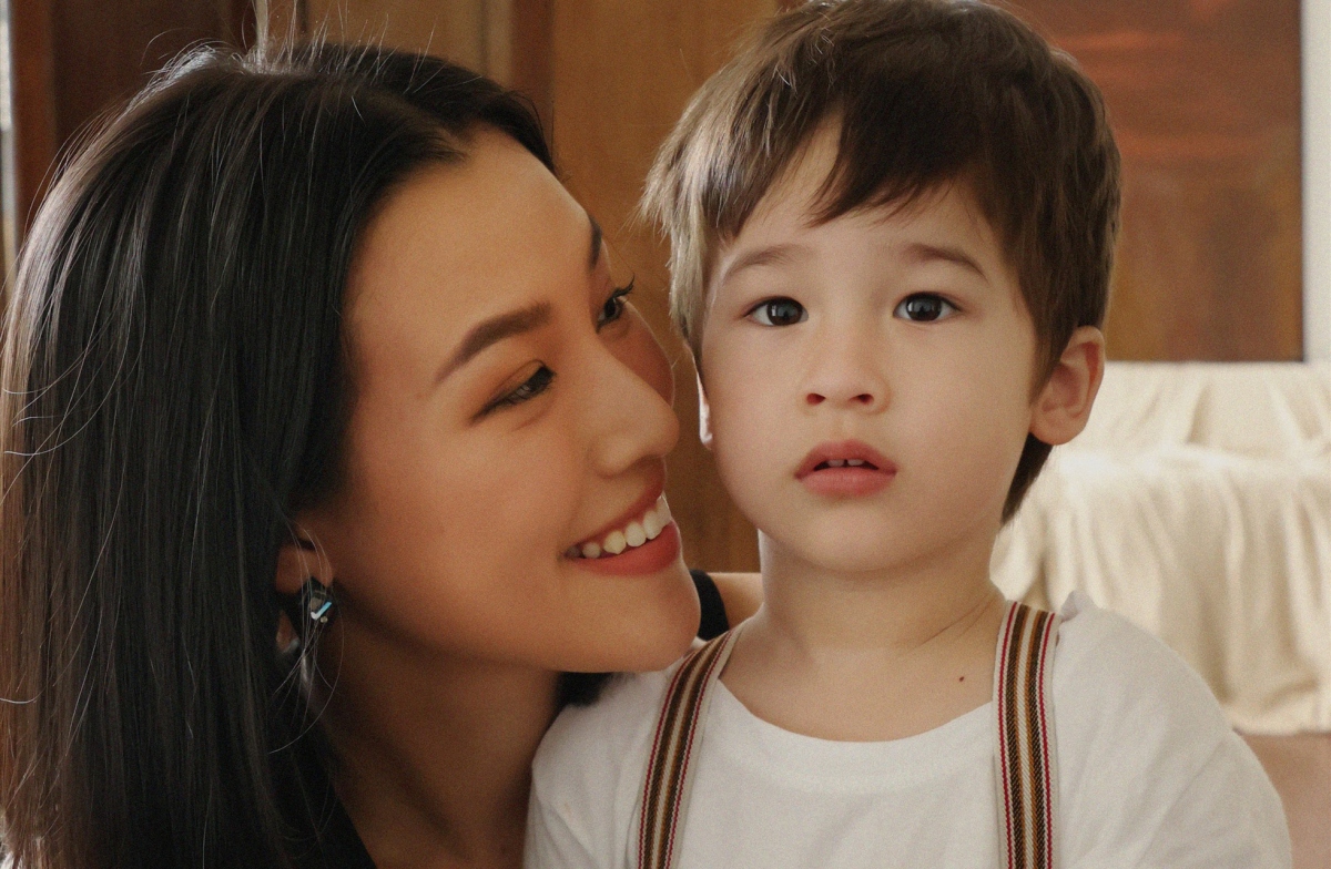 Hoàng Oanh: "29 tuổi có con, tôi mới bắt đầu hiểu được tình yêu của mẹ"