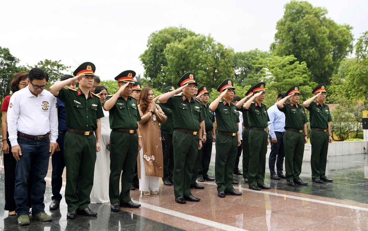 BTC cuộc đua “Về Điện Biên Phủ" dâng hương tưởng niệm Chủ tịch Hồ Chí Minh