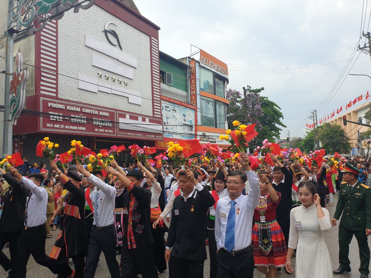 Hình ảnh các khối diễu binh, diễu hành trên đường phố Điện Biên Phủ