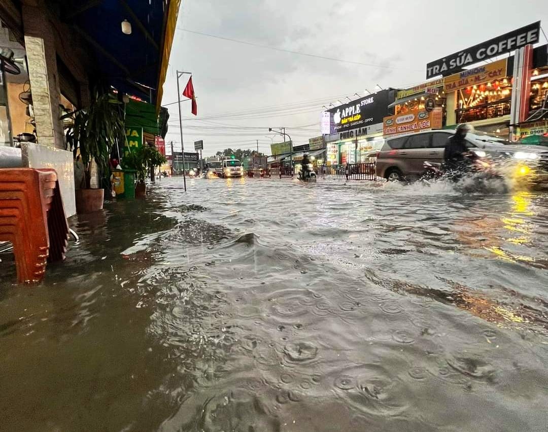 Đường phố Bình Dương chìm trong biển nước sau mưa lớn, người dân bì bõm về nhà
