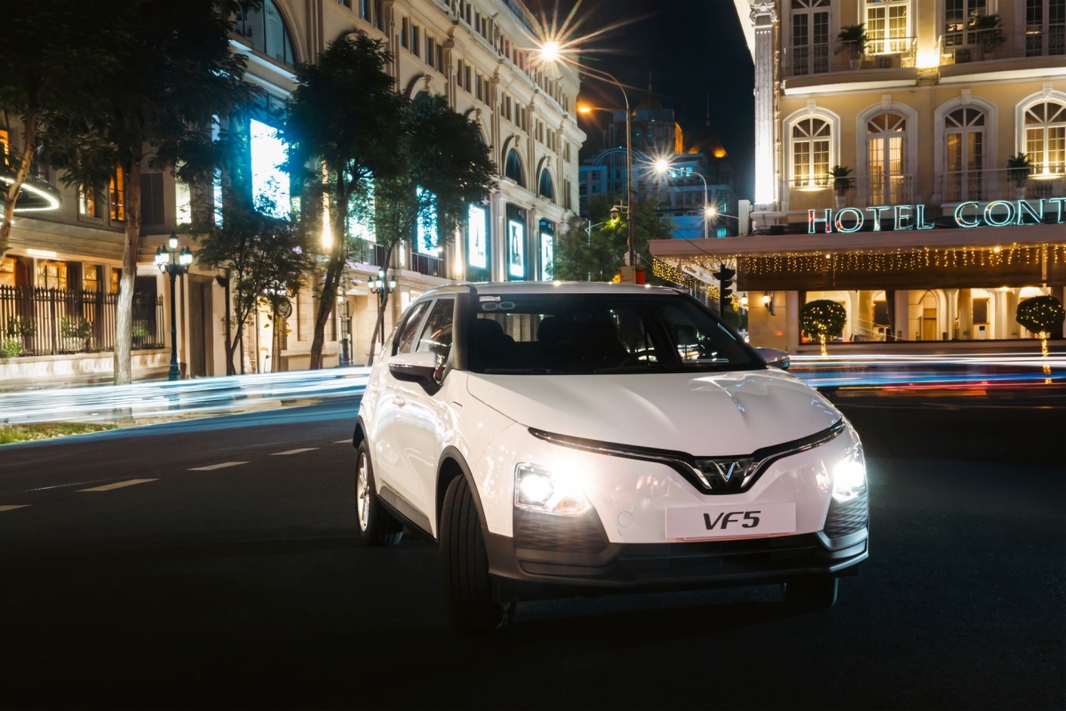 Khách hàng mua ô tô điện VinFast tháng 5 có cơ hội rinh thêm VinFast Evo200