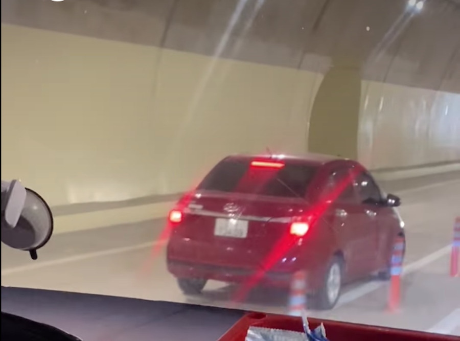 Cao tốc vừa thông xe đã có ô tô ngang nhiên chạy ngược chiều trong hầm Thần Vũ
