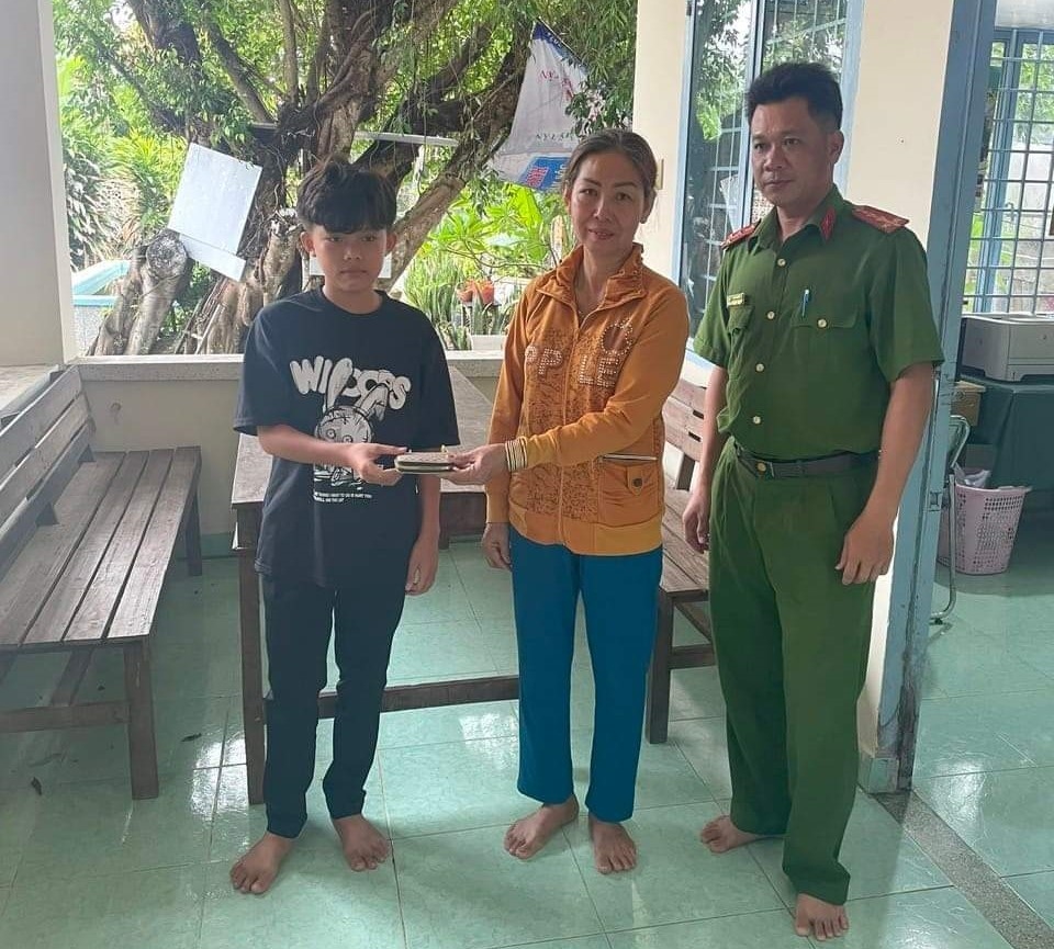 Một học sinh ở Tiền Giang nhặt và hoàn trả lại tiền cho người bị mất