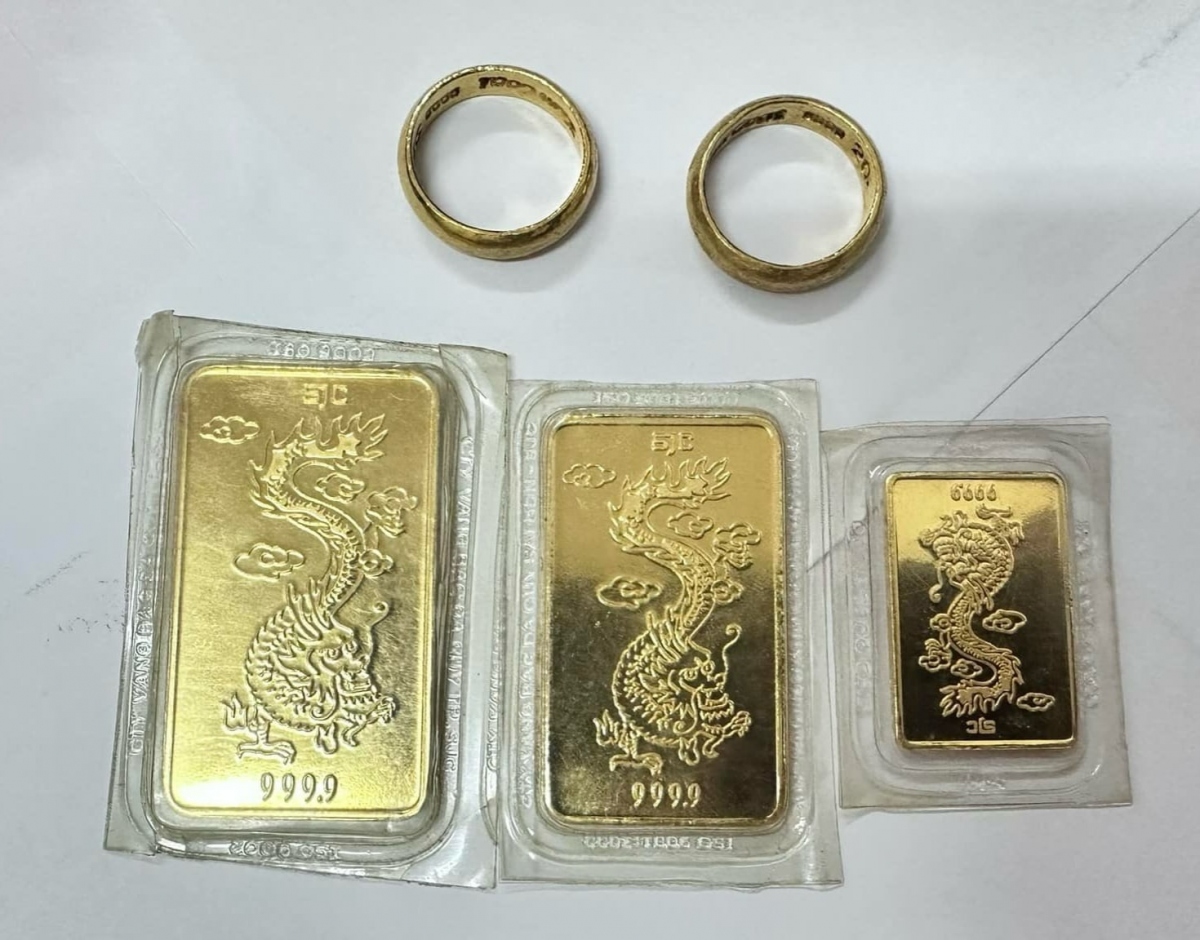Nhiều kim loại nghi là vàng bị "bỏ quên" trong túi đồ từ thiện