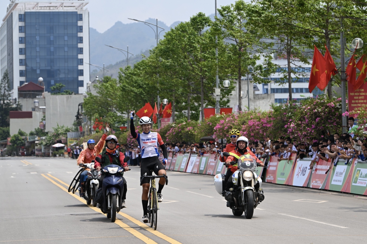 Cuộc đua xe đạp Về Điện Biên Phủ 2024: Nguyễn Minh Thiện “xé’ Áo vàng