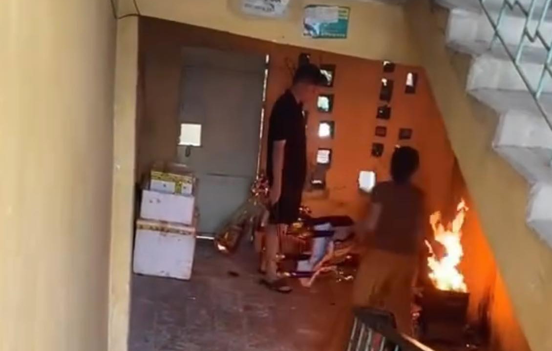 Xử phạt người phụ nữ đốt vàng mã tại cầu thang khu tập thể ở Hà Nội