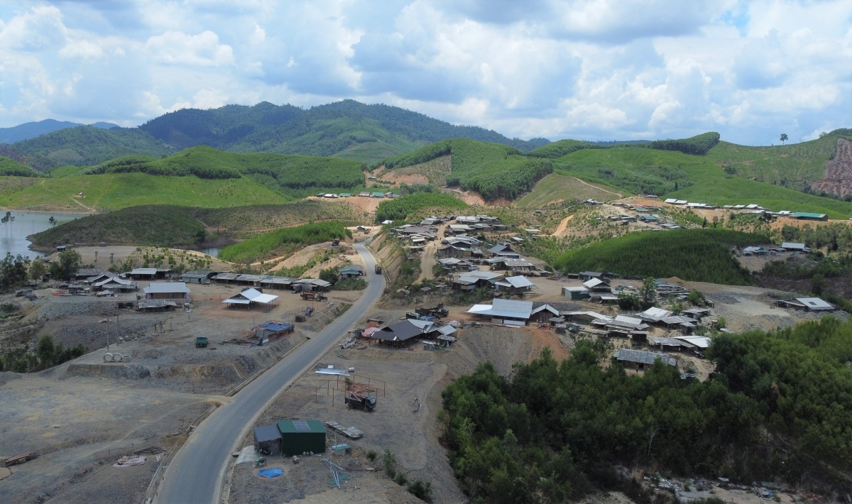 Hơn 160 hộ dân lập làng trái phép bên đường Đông Trường Sơn