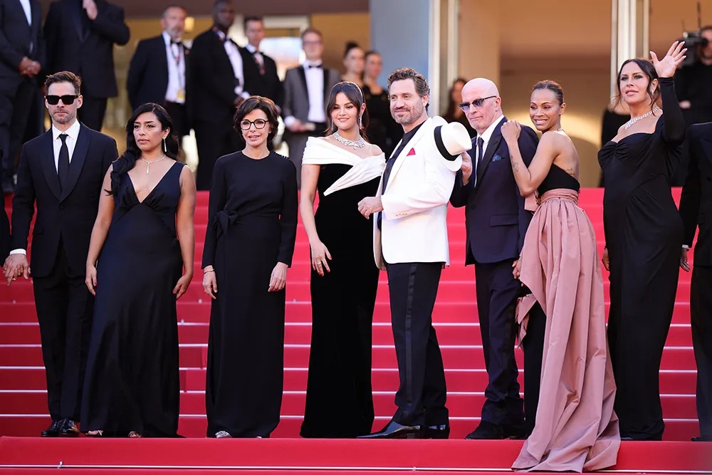 Selena Gomez khóc khi phim "Emilia Pérez" được vỗ tay 9 phút tại Cannes