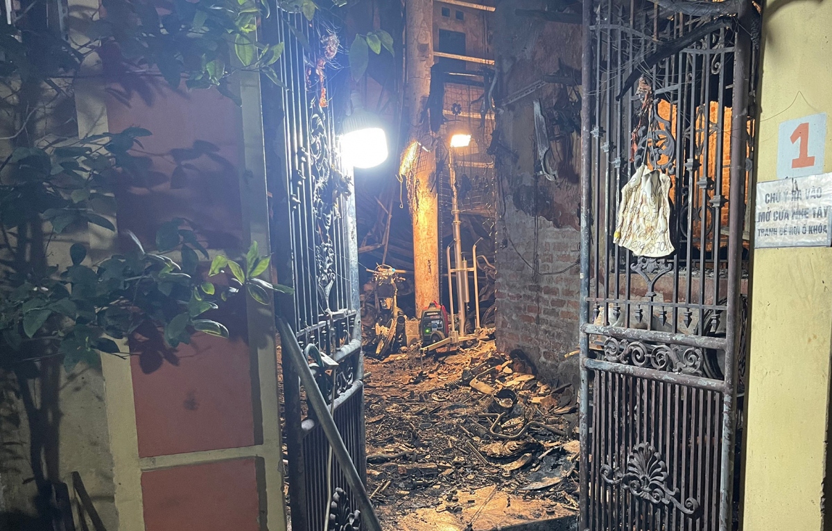 Hiện trường vụ cháy nhà trọ kinh hoàng làm 14 người chết ở Trung Kính, Hà Nội
