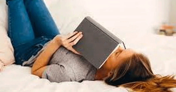 Học sinh đọc sách có cảnh "giường chiếu" liệu có phải là thảm họa?