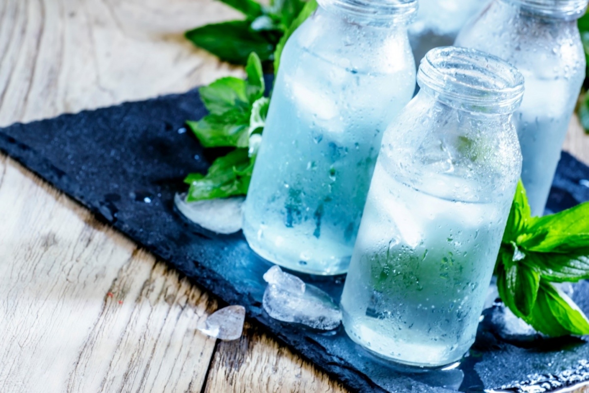 5 lý do bạn không nên uống nước lạnh vào mùa hè