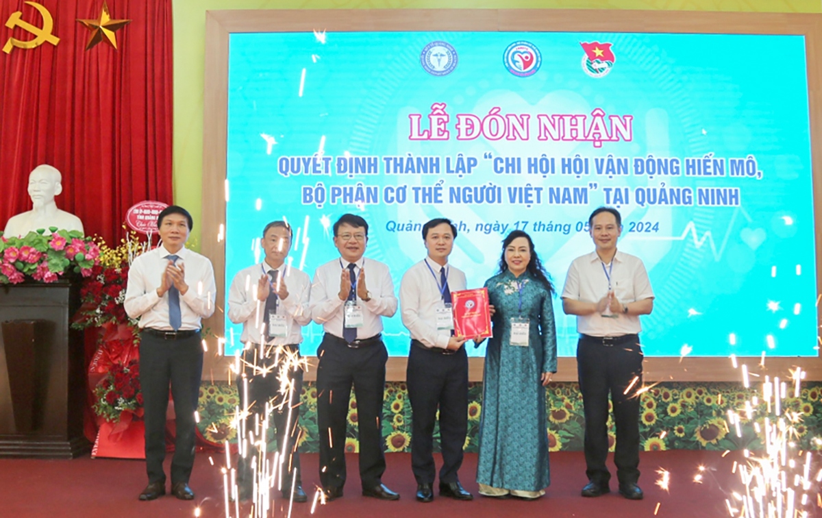 Chủ tịch tỉnh Quảng Ninh cùng nhiều nhân viên y tế đăng ký hiến tạng