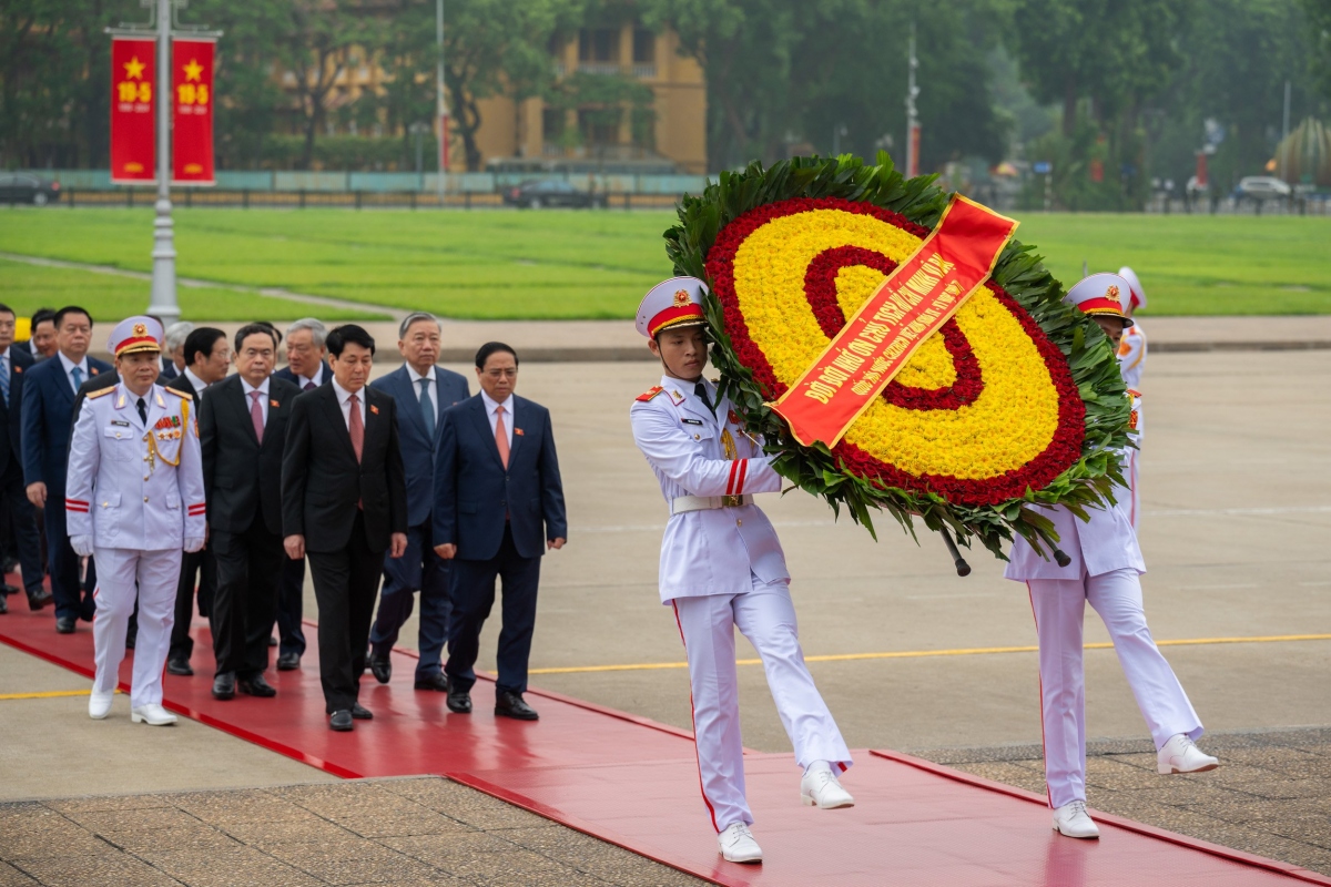 Đại biểu Quốc hội vào Lăng viếng Chủ tịch Hồ Chí Minh trước phiên khai mạc