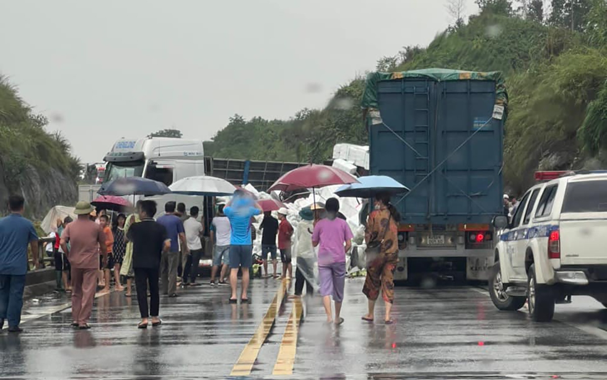 Xe tải mất lái quay ngang đường gây ùn tắc trên cao tốc Nội Bài - Lào Cai