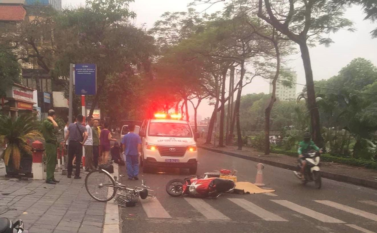 Hà Nội: Tránh xe đạp, một người đi xe máy phanh gấp, ngã ra đường tử vong