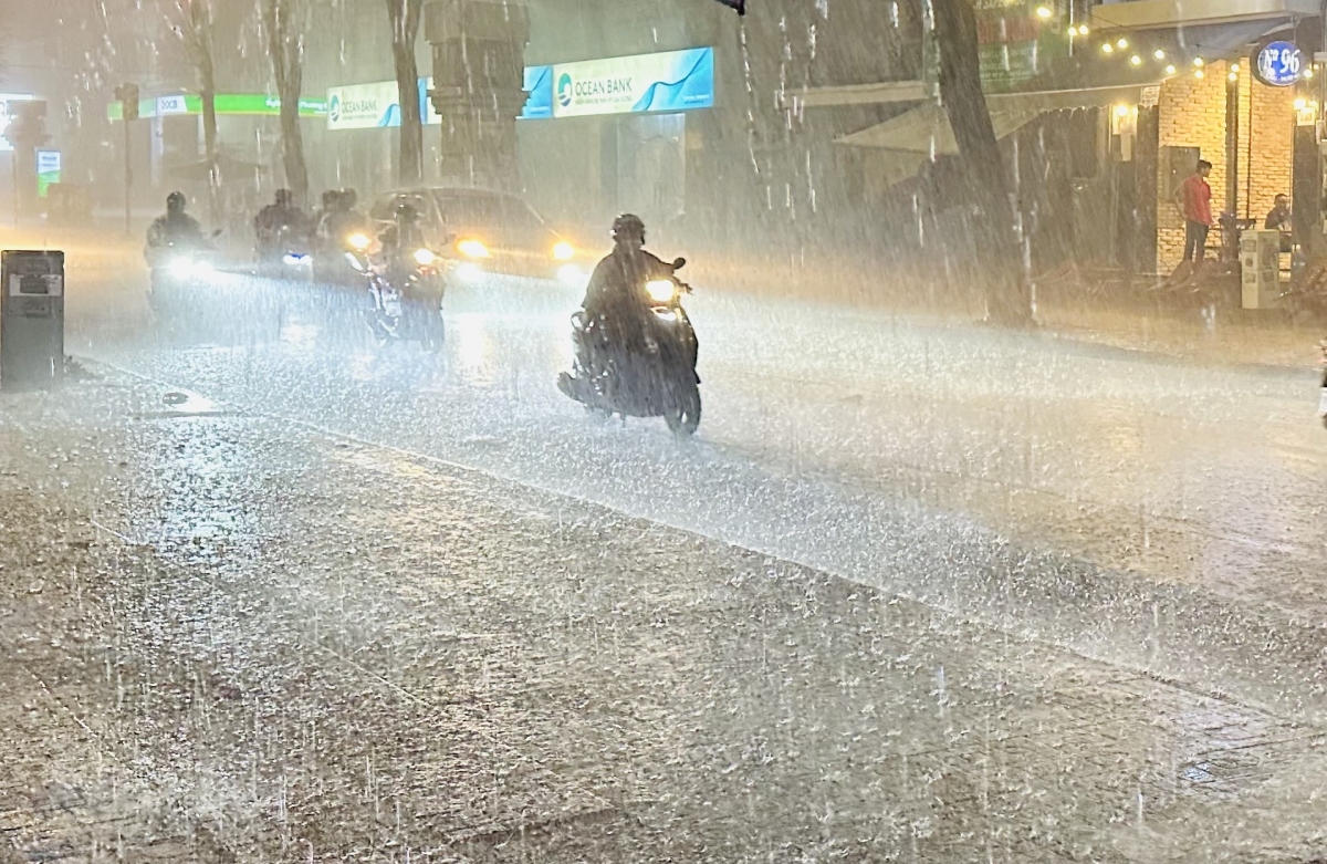 Thời tiết ngày 20/5: Hà Nội có nơi mưa rất to