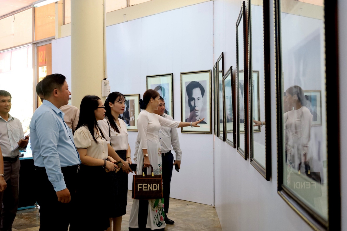 Triển lãm ảnh "Hồ Chí Minh đẹp nhất tên Người" tại Đắk Lắk