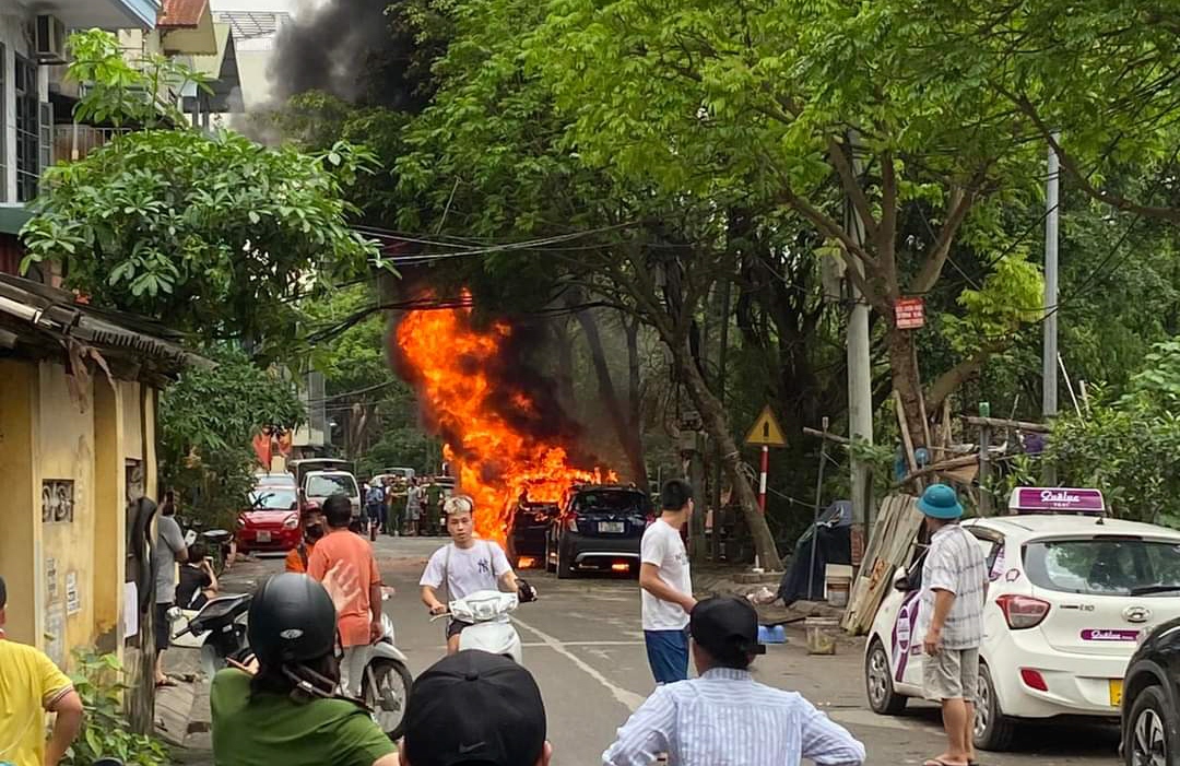 Ô tô nhãn hiệu BMW bất ngờ bốc cháy dữ dội vào giờ trưa ở Hà Nội