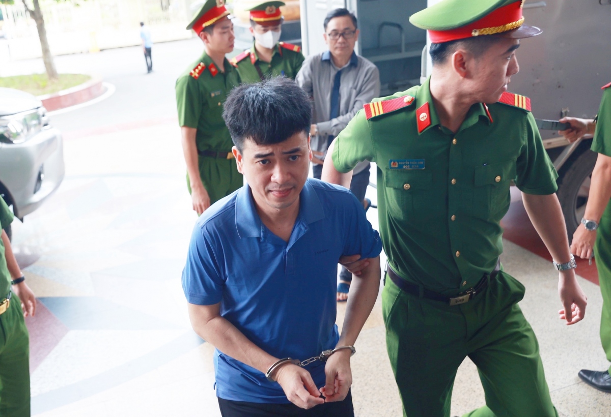 Vụ án Việt Á: Tiết lộ về 54 sổ tiết kiệm đứng tên người thân của Phan Quốc Việt