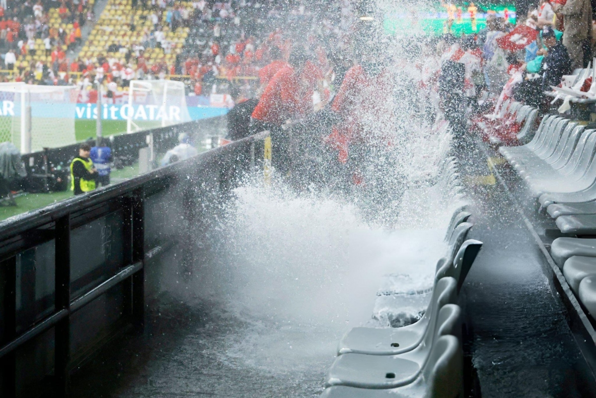 Sân đấu ngập nước, CĐV xô xát trên khán đài ở EURO 2024