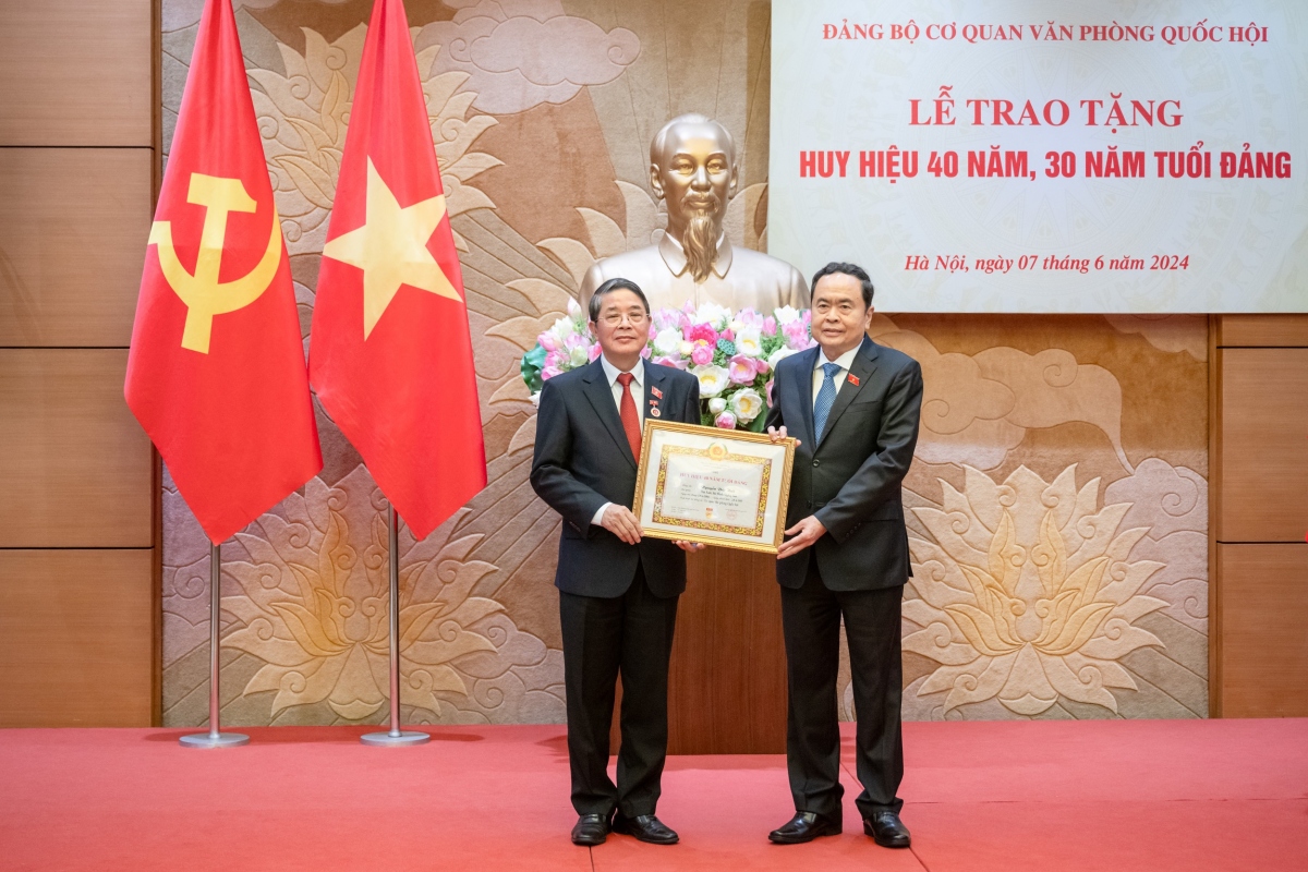 Chủ tịch Quốc hội Trần Thanh Mẫn dự Lễ trao tặng huy hiệu Đảng
