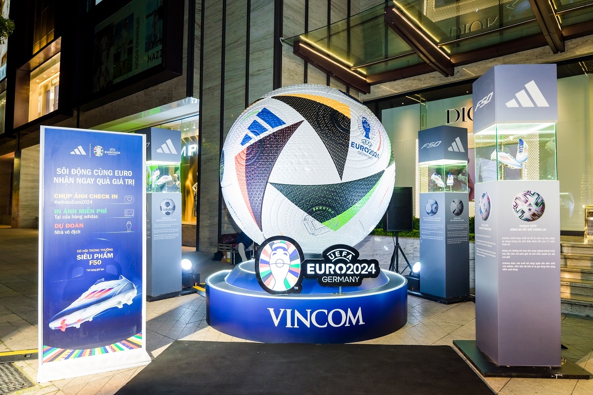 Quả bóng khổng lồ EURO 2024 đã lăn đến Thủ đô Hà Nội