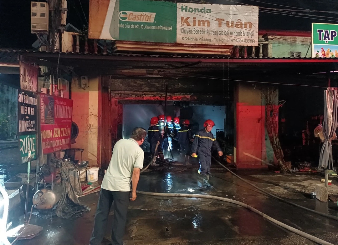 Cháy nhà ở Quảng Ngãi thiêu rụi nhiều xe máy