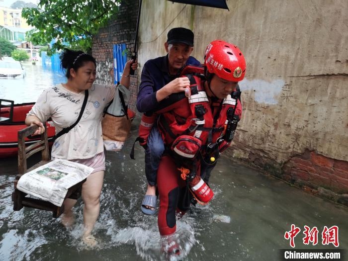Trung Quốc kích hoạt ứng phó khẩn cấp với lũ lụt ở miền Nam, hạn hán ở miền Bắc
