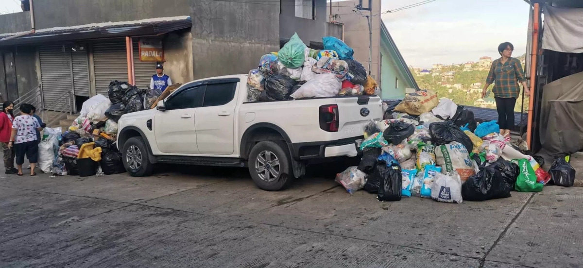 Chiếc Ford Ranger biến thành "thùng rác" do đỗ xe chặn khu vực đổ rác