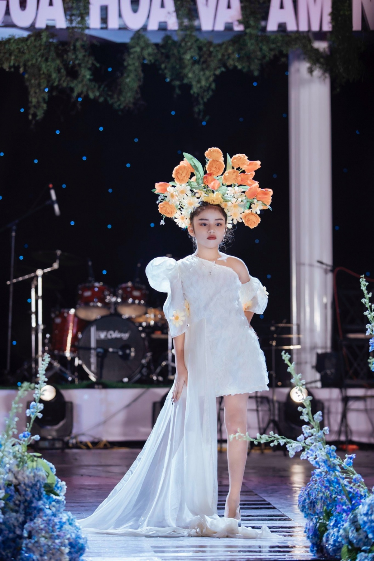 Sắc hoa Đà Lạt trong trang phục của NTK Châu Loan