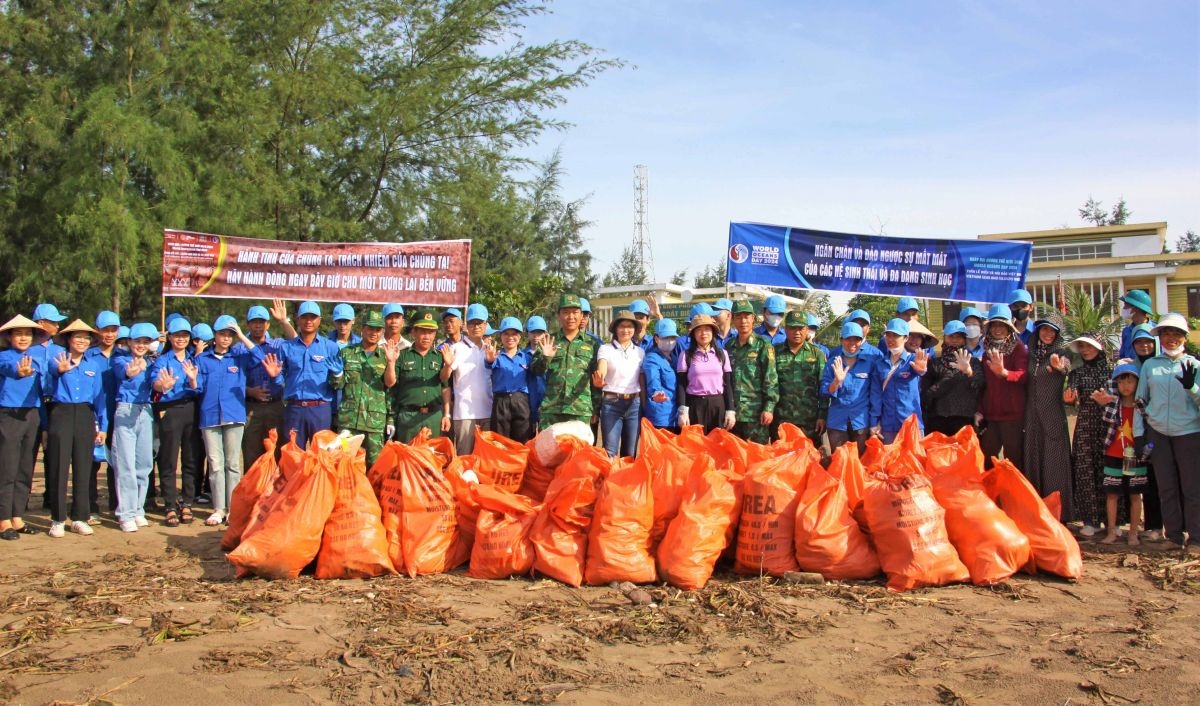 Thu gom 2 tấn rác tại Cồn Nổi (Ninh Bình) đưa đi xử lý tập trung