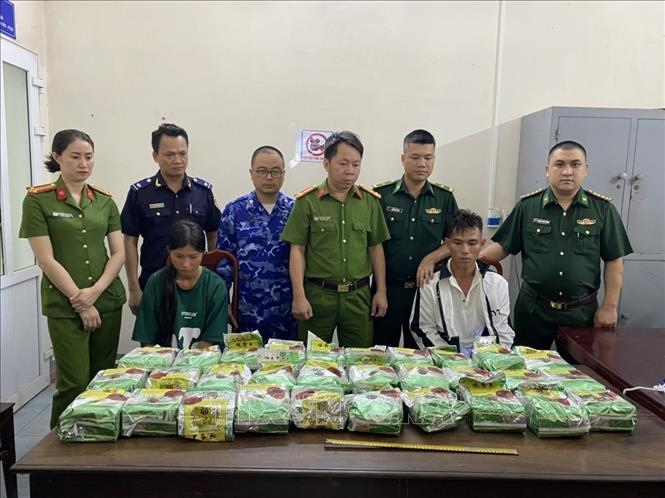 Bắt giữ vợ chồng người Mông vận chuyển 30kg ma túy