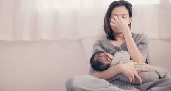 Phụ nữ sau sinh mất ngủ phải làm sao?