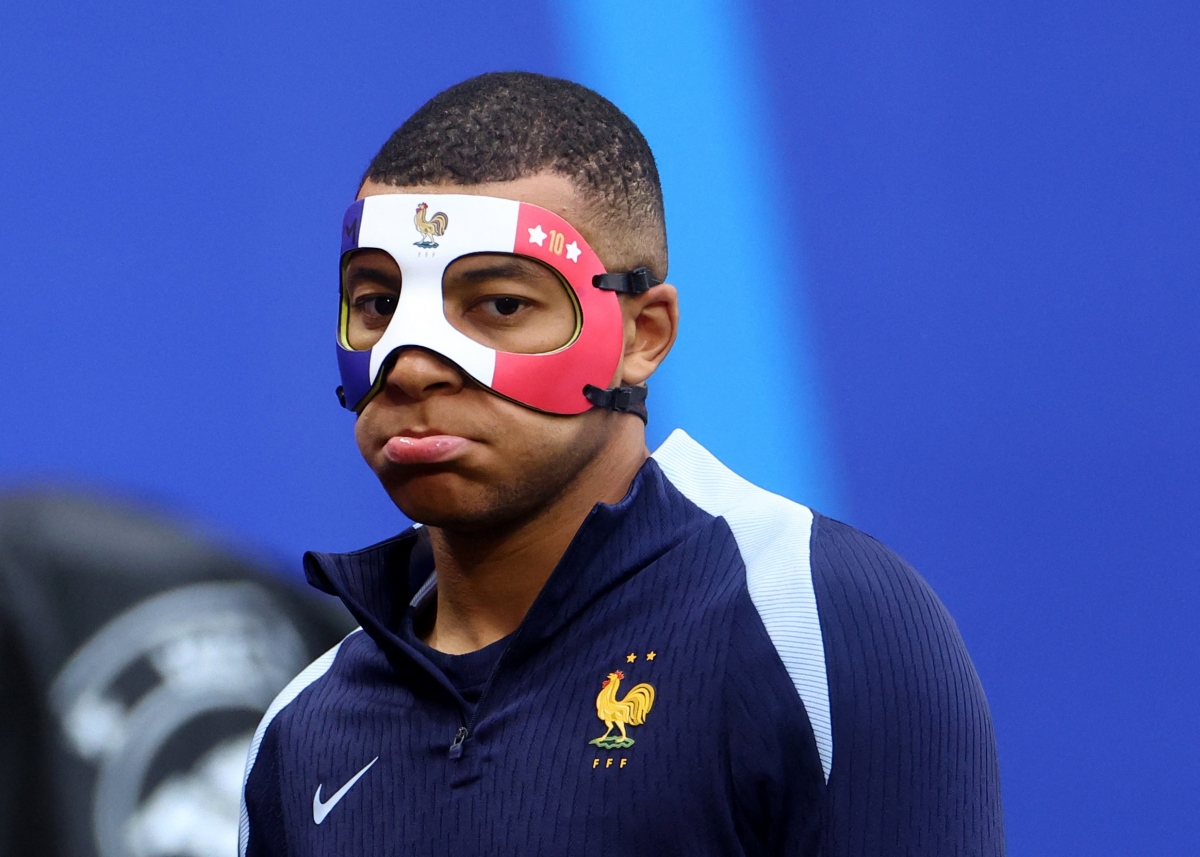Mbappe gặp sự cố với mặt nạ trước trận đấu ở EURO 2024