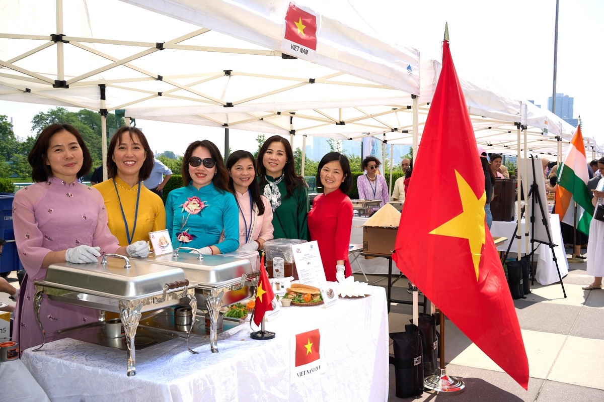 Gian hàng Việt Nam “hút khách” tại Hội chợ Văn hóa – Ẩm thực LHQ 2024
