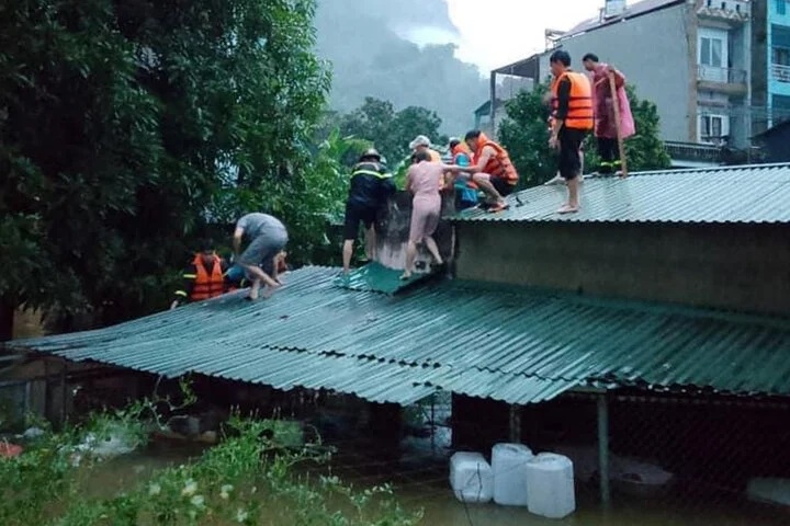 Hà Giang chìm trong biển nước, dân trèo lên mái nhà chờ giải cứu