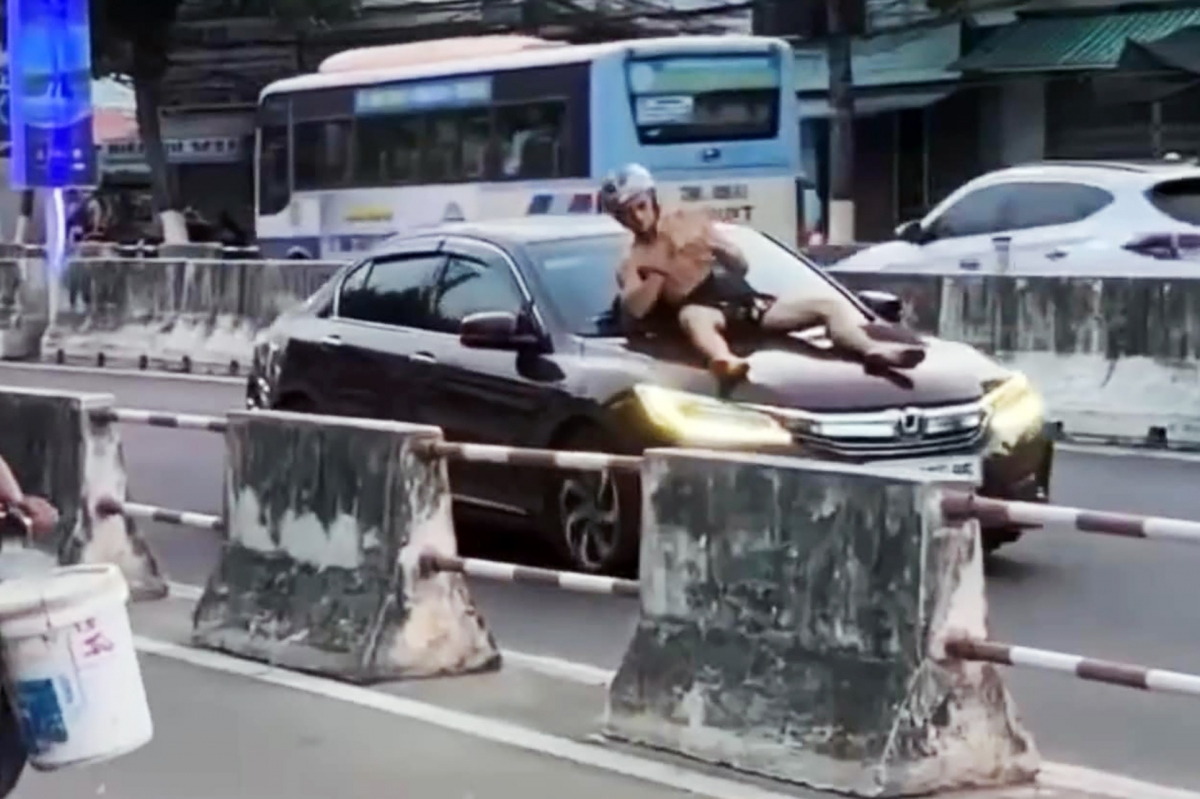 Người đàn ông nước ngoài quậy phá, chặn nhiều ô tô ở Nha Trang