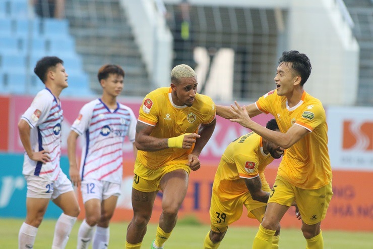 Kết quả V-League hôm nay 19/6: SLNA thua trận, HAGL đón tin vui