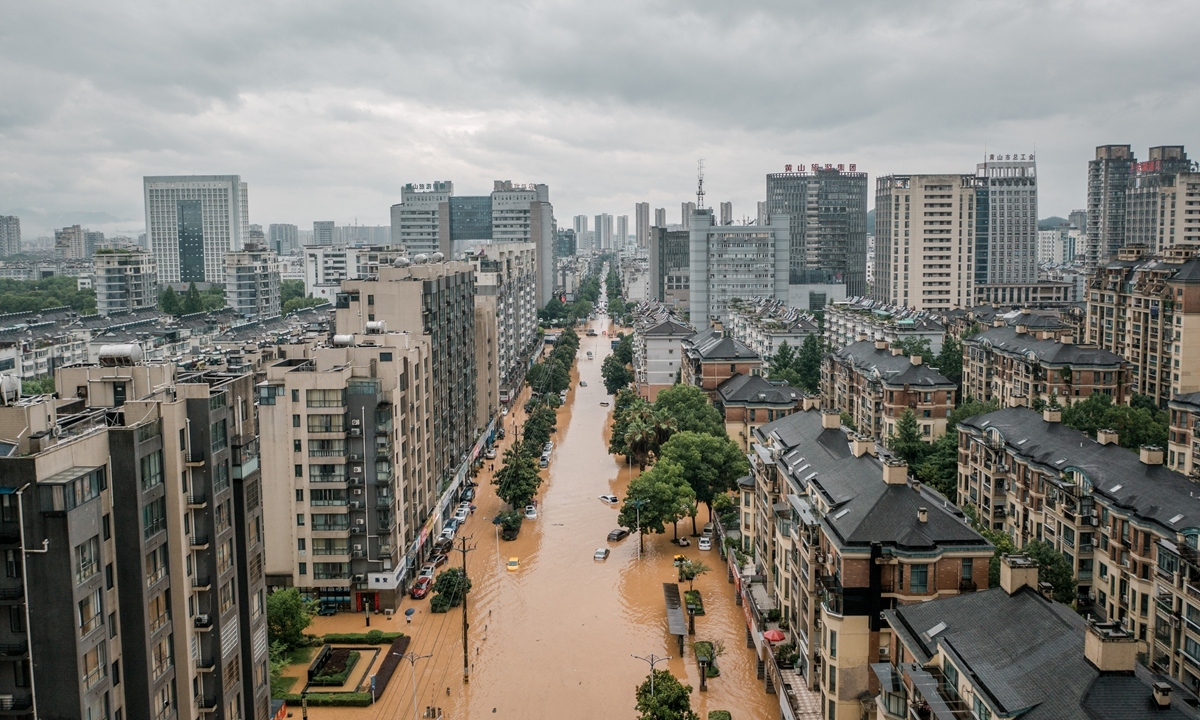 Trung Quốc nâng cảnh báo mưa lớn lên cấp 2, tức gần cao nhất