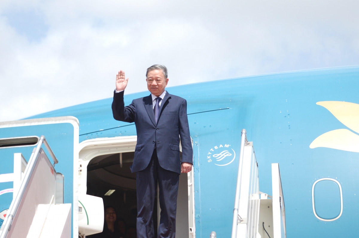 Chủ tịch nước đến Phnom Penh, bắt đầu thăm cấp Nhà nước Vương quốc Campuchia