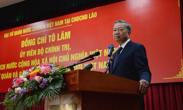 Chủ tịch nước Tô Lâm thăm Đại sứ quán và gặp gỡ cộng đồng người Việt Nam tại Lào