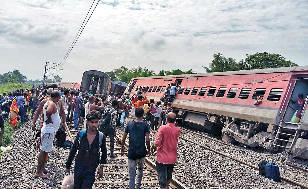 Tàu hỏa trật bánh tại Ấn Độ khiến nhiều người thương vong