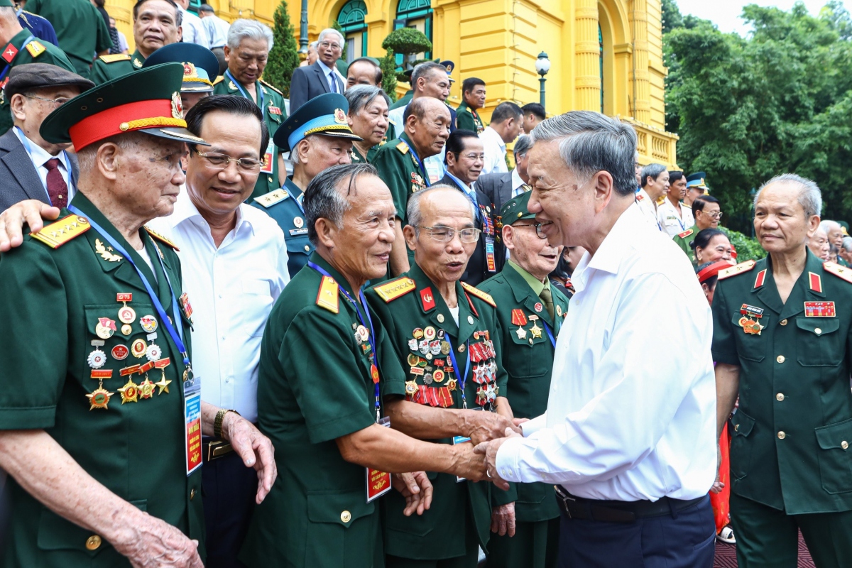 Chủ tịch nước Tô Lâm gặp mặt Đoàn đại biểu người có công với cách mạng tiêu biểu