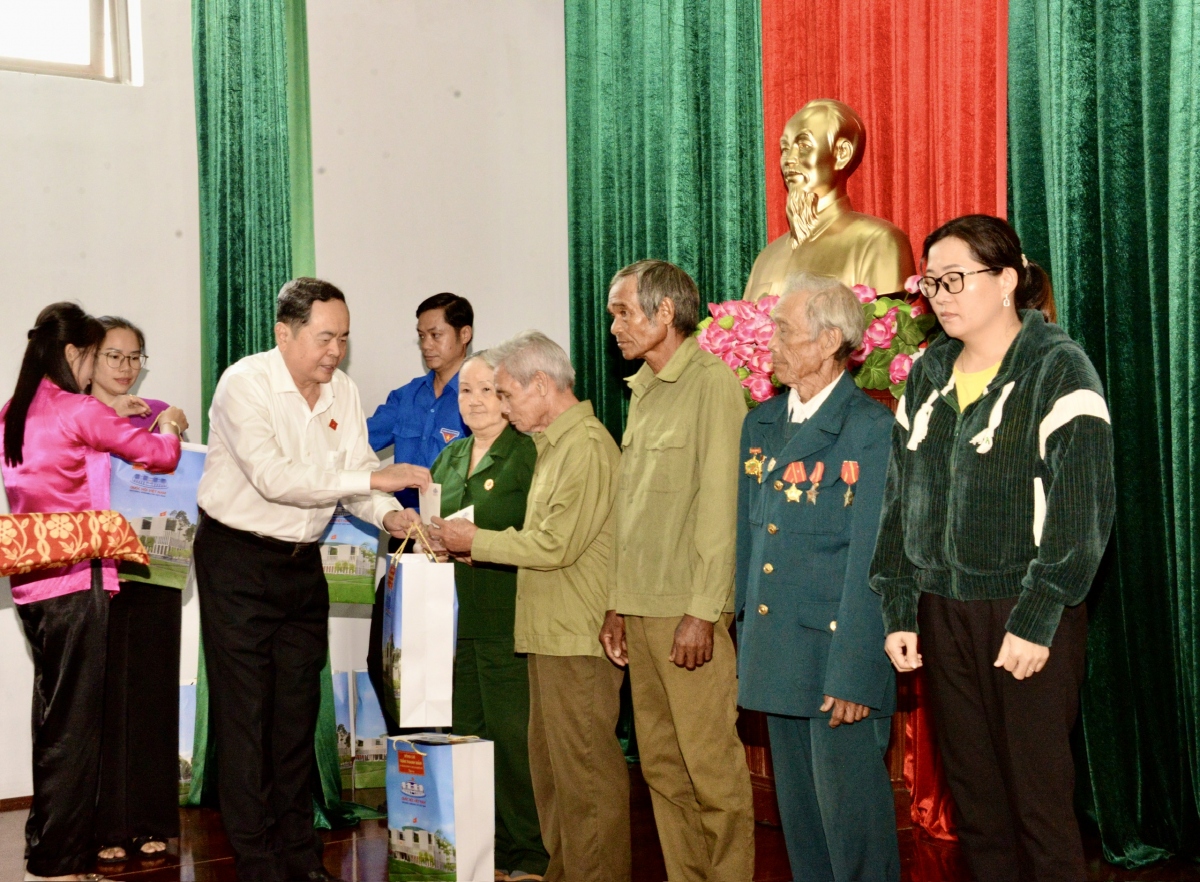 Chủ tịch Quốc hội tặng quà các gia đình chính sách, người có công ở Bình Phước